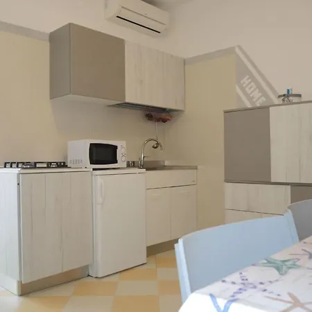 One-bedroom Flat With Balcony And Ac Apartment *