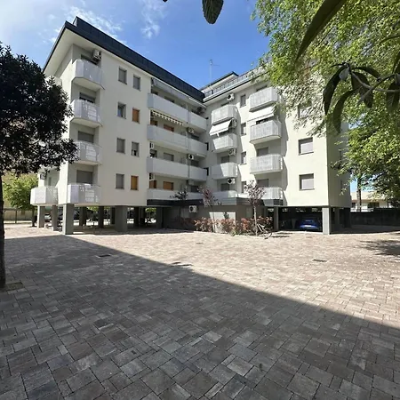 One-bedroom Flat With Balcony And Ac Appartamento