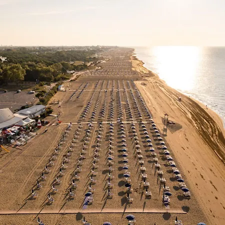 One-bedroom Flat With Balcony And Ac דירה