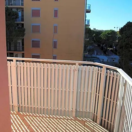 Apartment One-bedroom Flat With Balcony And Ac *