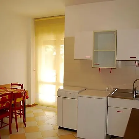 One-bedroom Flat With Balcony And Ac Apartment