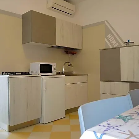 One-bedroom Flat With Balcony And Ac Apartment *