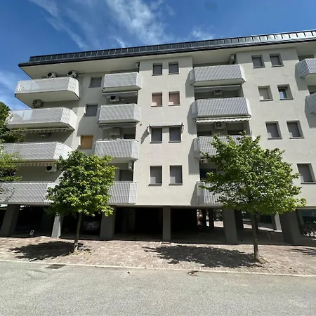 One-bedroom Flat With Balcony And Ac