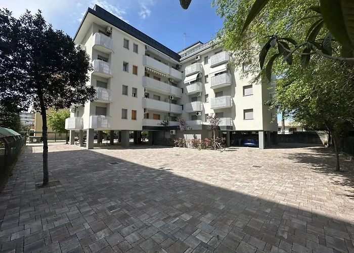 One-bedroom Flat With Balcony And Ac Apartmán